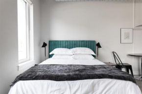 Chic Wrigleyville Studio with Balcony by Zencity